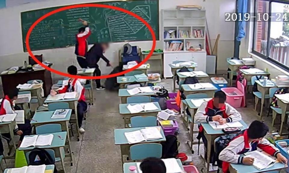ฉาวคารั้วโรงเรียน เด็กนักเรียนจีนยัวะ ง้างอิฐฟาดทุบหัวอาจารย์คาห้อง